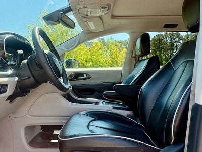 2023 Chrysler PACIFICA Base