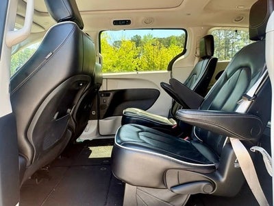 2023 Chrysler PACIFICA Base